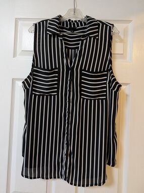 Torrid Harper Black & White Striped Button-Down Blouse - Sleeveless - Size 2/2X